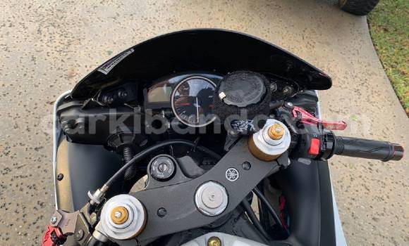 Gura Yakoze Yamaha YZF White Bike i Kampala mu Uganda Gura Yakoze Yamaha YZF White Bike i Kampala mu Uganda