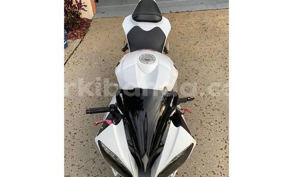 Gura Yakoze Yamaha YZF White Bike i Kampala mu Uganda Gura Yakoze Yamaha YZF White Bike i Kampala mu Uganda