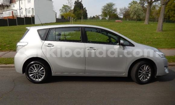 Gura Yakoze Toyota Verso Silver Imodoka i Adjumani mu Northern Gura Yakoze Toyota Verso Silver Imodoka i Adjumani mu Northern