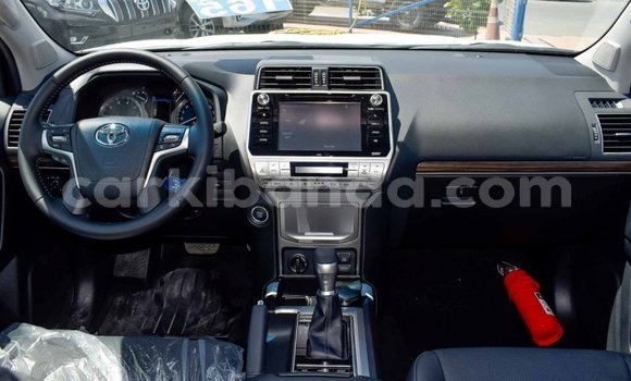 Nunua Mpya Toyota Land Cruiser Prado Nyeusi Gari ndani ya Import - Dubai nchini Uganda Nunua Mpya Toyota Land Cruiser Prado Nyeusi Gari ndani ya Import - Dubai nchini Uganda