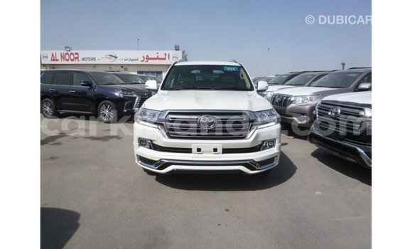 Nunua Imported Toyota Land Cruiser Nyeupe Gari ndani ya Import - Dubai nchini Uganda Nunua Imported Toyota Land Cruiser Nyeupe Gari ndani ya Import - Dubai nchini Uganda