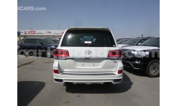 Nunua Imported Toyota Land Cruiser Nyeupe Gari ndani ya Import - Dubai nchini Uganda Nunua Imported Toyota Land Cruiser Nyeupe Gari ndani ya Import - Dubai nchini Uganda