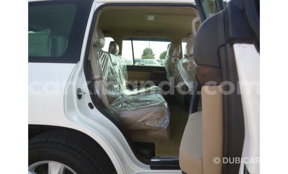 Nunua Imported Toyota Land Cruiser Nyeupe Gari ndani ya Import - Dubai nchini Uganda Nunua Imported Toyota Land Cruiser Nyeupe Gari ndani ya Import - Dubai nchini Uganda