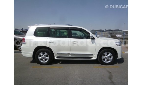 Nunua Imported Toyota Land Cruiser Nyeupe Gari ndani ya Import - Dubai nchini Uganda Nunua Imported Toyota Land Cruiser Nyeupe Gari ndani ya Import - Dubai nchini Uganda