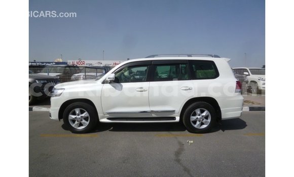 Nunua Imported Toyota Land Cruiser Nyeupe Gari ndani ya Import - Dubai nchini Uganda Nunua Imported Toyota Land Cruiser Nyeupe Gari ndani ya Import - Dubai nchini Uganda