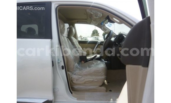 Acheter Import Voiture Toyota Prado Blanc à Import - Dubai, Ouganda Acheter Import Voiture Toyota Prado Blanc à Import - Dubai, Ouganda