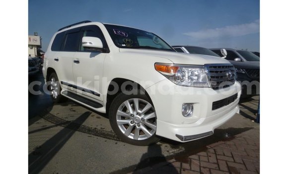 Nunua Imported Toyota Land Cruiser Nyeupe Gari ndani ya Import - Dubai nchini Uganda Nunua Imported Toyota Land Cruiser Nyeupe Gari ndani ya Import - Dubai nchini Uganda