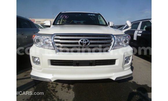 Nunua Imported Toyota Land Cruiser Nyeupe Gari ndani ya Import - Dubai nchini Uganda Nunua Imported Toyota Land Cruiser Nyeupe Gari ndani ya Import - Dubai nchini Uganda