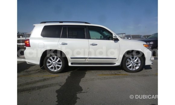 Nunua Imported Toyota Land Cruiser Nyeupe Gari ndani ya Import - Dubai nchini Uganda Nunua Imported Toyota Land Cruiser Nyeupe Gari ndani ya Import - Dubai nchini Uganda