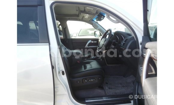 Nunua Imported Toyota Land Cruiser Nyeupe Gari ndani ya Import - Dubai nchini Uganda Nunua Imported Toyota Land Cruiser Nyeupe Gari ndani ya Import - Dubai nchini Uganda