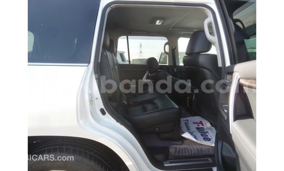Nunua Imported Toyota Land Cruiser Nyeupe Gari ndani ya Import - Dubai nchini Uganda Nunua Imported Toyota Land Cruiser Nyeupe Gari ndani ya Import - Dubai nchini Uganda