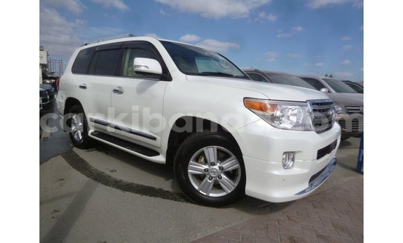 Nunua Imported Toyota Land Cruiser Nyeupe Gari ndani ya Import - Dubai nchini Uganda Nunua Imported Toyota Land Cruiser Nyeupe Gari ndani ya Import - Dubai nchini Uganda