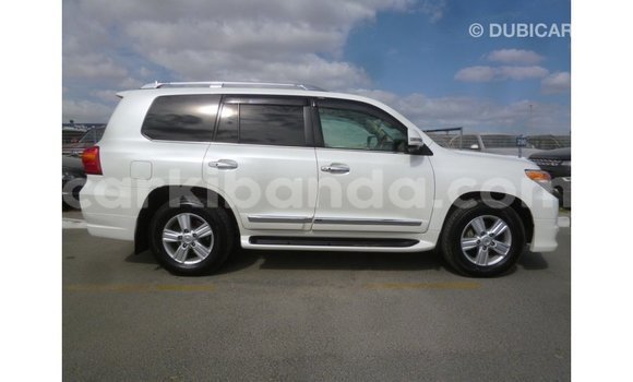 Nunua Imported Toyota Land Cruiser Nyeupe Gari ndani ya Import - Dubai nchini Uganda Nunua Imported Toyota Land Cruiser Nyeupe Gari ndani ya Import - Dubai nchini Uganda