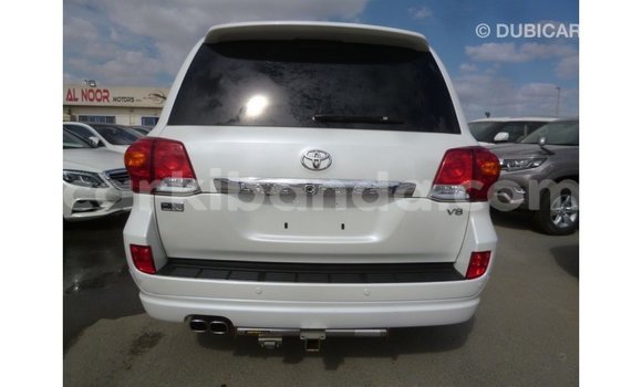 Nunua Imported Toyota Land Cruiser Nyeupe Gari ndani ya Import - Dubai nchini Uganda Nunua Imported Toyota Land Cruiser Nyeupe Gari ndani ya Import - Dubai nchini Uganda