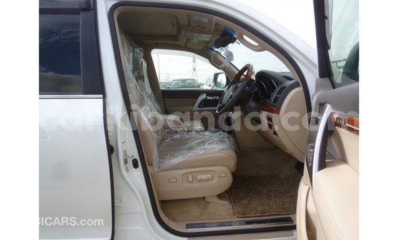 Nunua Imported Toyota Land Cruiser Nyeupe Gari ndani ya Import - Dubai nchini Uganda Nunua Imported Toyota Land Cruiser Nyeupe Gari ndani ya Import - Dubai nchini Uganda
