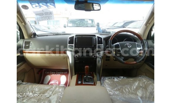Nunua Imported Toyota Land Cruiser Nyeupe Gari ndani ya Import - Dubai nchini Uganda Nunua Imported Toyota Land Cruiser Nyeupe Gari ndani ya Import - Dubai nchini Uganda