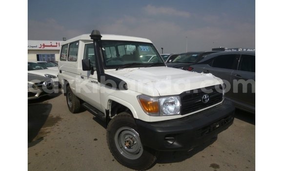 Nunua Imported Toyota Land Cruiser Nyeupe Gari ndani ya Import - Dubai nchini Uganda Nunua Imported Toyota Land Cruiser Nyeupe Gari ndani ya Import - Dubai nchini Uganda