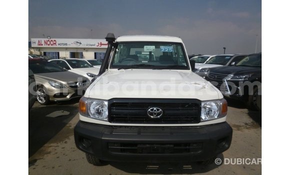 Nunua Imported Toyota Land Cruiser Nyeupe Gari ndani ya Import - Dubai nchini Uganda Nunua Imported Toyota Land Cruiser Nyeupe Gari ndani ya Import - Dubai nchini Uganda