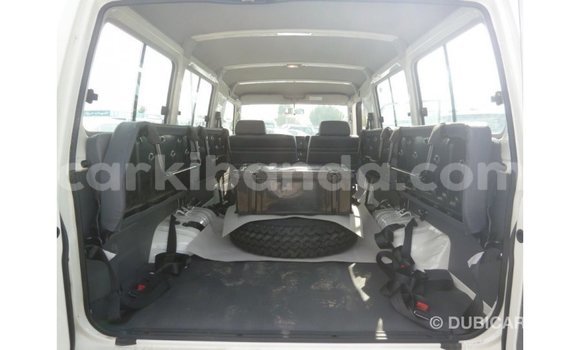 Nunua Imported Toyota Land Cruiser Nyeupe Gari ndani ya Import - Dubai nchini Uganda Nunua Imported Toyota Land Cruiser Nyeupe Gari ndani ya Import - Dubai nchini Uganda