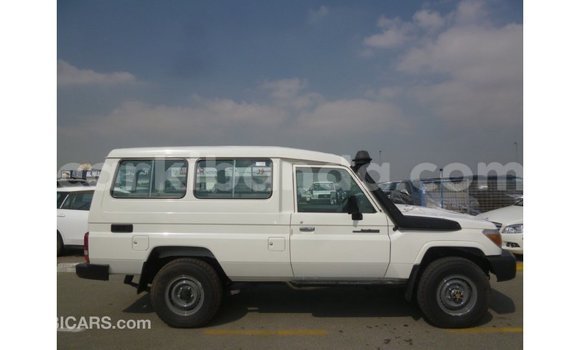 Nunua Imported Toyota Land Cruiser Nyeupe Gari ndani ya Import - Dubai nchini Uganda Nunua Imported Toyota Land Cruiser Nyeupe Gari ndani ya Import - Dubai nchini Uganda