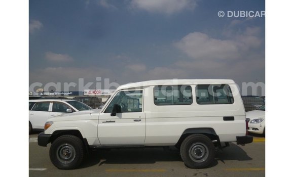 Nunua Imported Toyota Land Cruiser Nyeupe Gari ndani ya Import - Dubai nchini Uganda Nunua Imported Toyota Land Cruiser Nyeupe Gari ndani ya Import - Dubai nchini Uganda