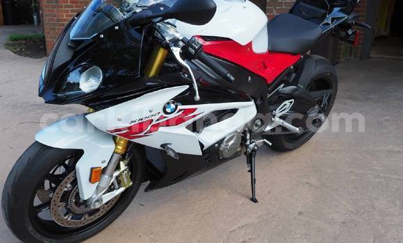 Acheter Occasion Moto BMW S 1000 Blanc à Kasese, Ouganda Acheter Occasion Moto BMW S 1000 Blanc à Kasese, Ouganda