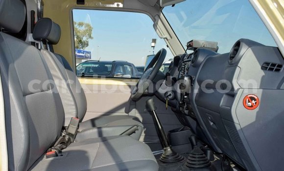 Nunua Mpya Toyota Land Cruiser Beige Gari ndani ya Adjumani nchini Kaskazini Nunua Mpya Toyota Land Cruiser Beige Gari ndani ya Adjumani nchini Kaskazini