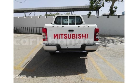 Acheter Import Voiture Mitsubishi L200 Blanc à Import - Dubai, Ouganda Acheter Import Voiture Mitsubishi L200 Blanc à Import - Dubai, Ouganda