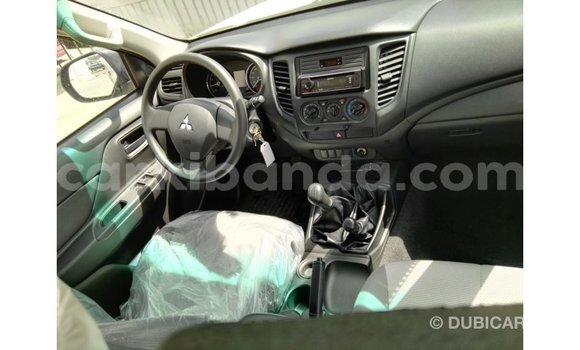 Acheter Import Voiture Mitsubishi L200 Blanc à Import - Dubai, Ouganda Acheter Import Voiture Mitsubishi L200 Blanc à Import - Dubai, Ouganda