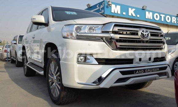 Nunua Imported Toyota Land Cruiser Nyeupe Gari ndani ya Import - Dubai nchini Uganda Nunua Imported Toyota Land Cruiser Nyeupe Gari ndani ya Import - Dubai nchini Uganda