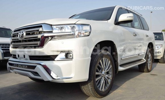 Nunua Imported Toyota Land Cruiser Nyeupe Gari ndani ya Import - Dubai nchini Uganda Nunua Imported Toyota Land Cruiser Nyeupe Gari ndani ya Import - Dubai nchini Uganda