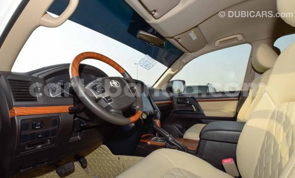 Nunua Imported Toyota Land Cruiser Nyeupe Gari ndani ya Import - Dubai nchini Uganda Nunua Imported Toyota Land Cruiser Nyeupe Gari ndani ya Import - Dubai nchini Uganda