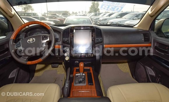 Nunua Imported Toyota Land Cruiser Nyeupe Gari ndani ya Import - Dubai nchini Uganda Nunua Imported Toyota Land Cruiser Nyeupe Gari ndani ya Import - Dubai nchini Uganda