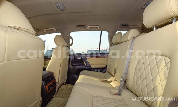 Nunua Imported Toyota Land Cruiser Nyeupe Gari ndani ya Import - Dubai nchini Uganda Nunua Imported Toyota Land Cruiser Nyeupe Gari ndani ya Import - Dubai nchini Uganda
