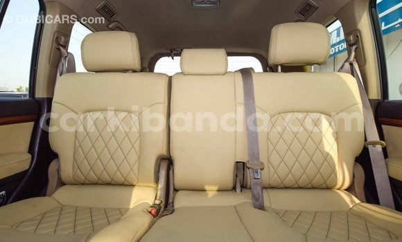 Nunua Imported Toyota Land Cruiser Nyeupe Gari ndani ya Import - Dubai nchini Uganda Nunua Imported Toyota Land Cruiser Nyeupe Gari ndani ya Import - Dubai nchini Uganda