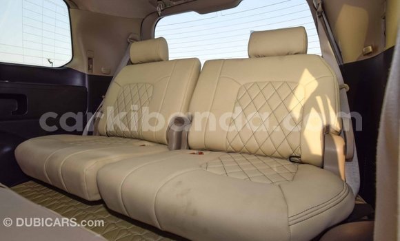 Nunua Imported Toyota Land Cruiser Nyeupe Gari ndani ya Import - Dubai nchini Uganda Nunua Imported Toyota Land Cruiser Nyeupe Gari ndani ya Import - Dubai nchini Uganda