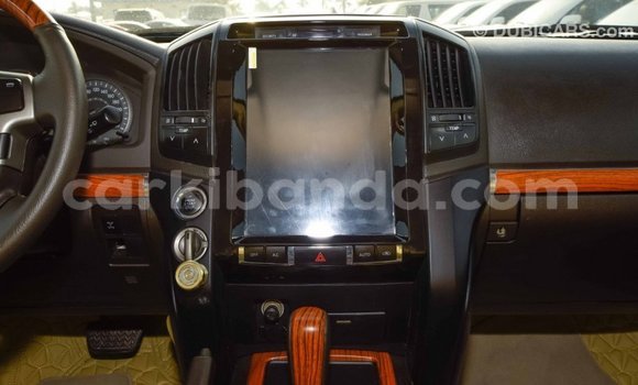Nunua Imported Toyota Land Cruiser Nyeupe Gari ndani ya Import - Dubai nchini Uganda Nunua Imported Toyota Land Cruiser Nyeupe Gari ndani ya Import - Dubai nchini Uganda