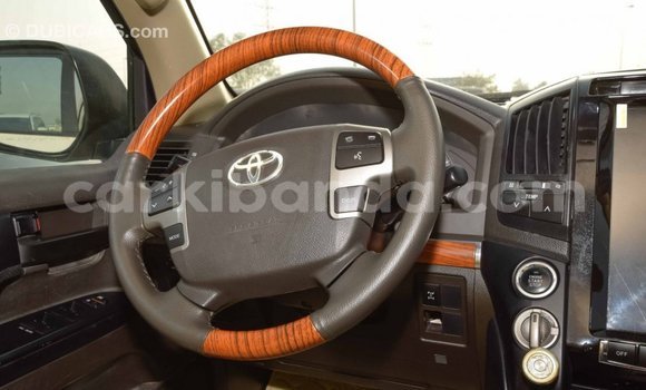 Nunua Imported Toyota Land Cruiser Nyeupe Gari ndani ya Import - Dubai nchini Uganda Nunua Imported Toyota Land Cruiser Nyeupe Gari ndani ya Import - Dubai nchini Uganda