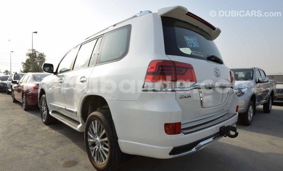 Nunua Imported Toyota Land Cruiser Nyeupe Gari ndani ya Import - Dubai nchini Uganda Nunua Imported Toyota Land Cruiser Nyeupe Gari ndani ya Import - Dubai nchini Uganda