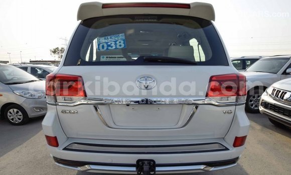 Nunua Imported Toyota Land Cruiser Nyeupe Gari ndani ya Import - Dubai nchini Uganda Nunua Imported Toyota Land Cruiser Nyeupe Gari ndani ya Import - Dubai nchini Uganda