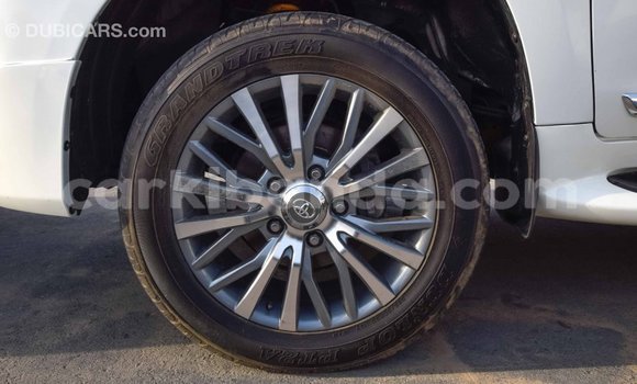 Nunua Imported Toyota Land Cruiser Nyeupe Gari ndani ya Import - Dubai nchini Uganda Nunua Imported Toyota Land Cruiser Nyeupe Gari ndani ya Import - Dubai nchini Uganda