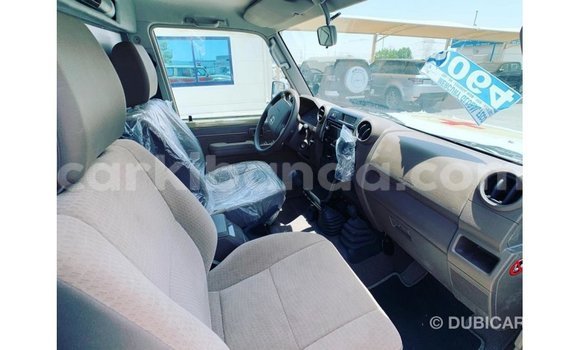 Acheter Import Voiture Toyota Land Cruiser Blanc à Import - Dubai, Ouganda Acheter Import Voiture Toyota Land Cruiser Blanc à Import - Dubai, Ouganda
