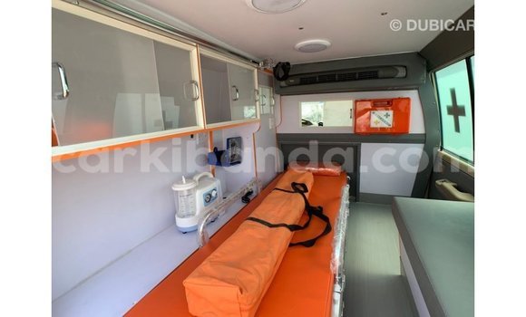 Acheter Import Voiture Toyota Land Cruiser Blanc à Import - Dubai, Ouganda Acheter Import Voiture Toyota Land Cruiser Blanc à Import - Dubai, Ouganda