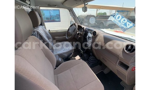 Acheter Import Voiture Toyota Land Cruiser Blanc à Import - Dubai, Ouganda Acheter Import Voiture Toyota Land Cruiser Blanc à Import - Dubai, Ouganda