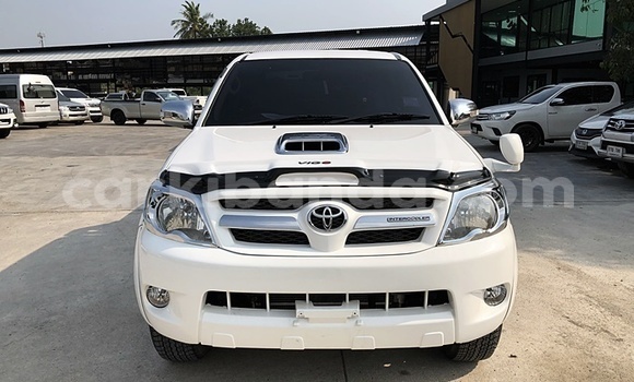 Nunua Ilio tumika Toyota Hilux Nyeupe Gari ndani ya Kampala nchini Uganda Nunua Ilio tumika Toyota Hilux Nyeupe Gari ndani ya Kampala nchini Uganda