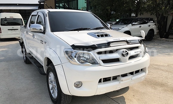 Nunua Ilio tumika Toyota Hilux Nyeupe Gari ndani ya Kampala nchini Uganda Nunua Ilio tumika Toyota Hilux Nyeupe Gari ndani ya Kampala nchini Uganda