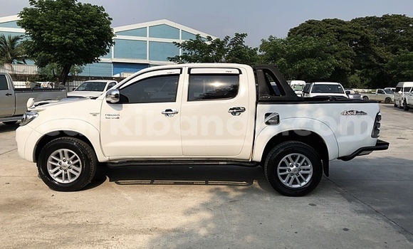 Nunua Ilio tumika Toyota Hilux Nyeupe Gari ndani ya Kampala nchini Uganda Nunua Ilio tumika Toyota Hilux Nyeupe Gari ndani ya Kampala nchini Uganda