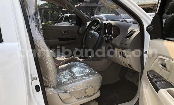 Nunua Ilio tumika Toyota Hilux Nyeupe Gari ndani ya Kampala nchini Uganda Nunua Ilio tumika Toyota Hilux Nyeupe Gari ndani ya Kampala nchini Uganda