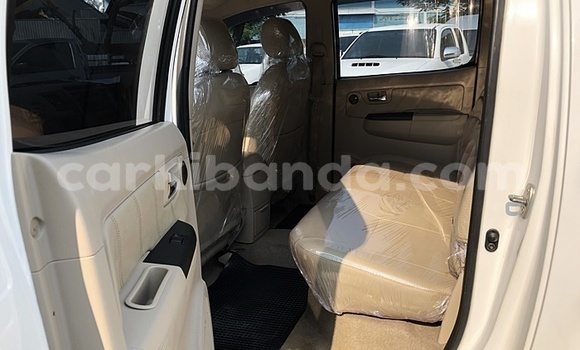 Nunua Ilio tumika Toyota Hilux Nyeupe Gari ndani ya Kampala nchini Uganda Nunua Ilio tumika Toyota Hilux Nyeupe Gari ndani ya Kampala nchini Uganda