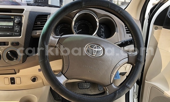 Nunua Ilio tumika Toyota Hilux Nyeupe Gari ndani ya Kampala nchini Uganda Nunua Ilio tumika Toyota Hilux Nyeupe Gari ndani ya Kampala nchini Uganda